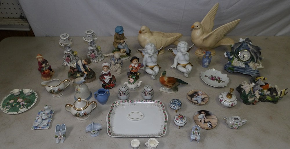 Lot of Porcelain Figurines: Lot of Porcelain Figurines . Up to 9 1/2" H 9" W 4 1/2" D ALL DESCRIPTIONS AND ANY CONDITION STATEMENT GIVEN BY LANGSTON AUCTION GALLERY ARE STRICTLY OPINIONS AND LANGSTON'S SHALL HAVE NO RESPONSIBILI