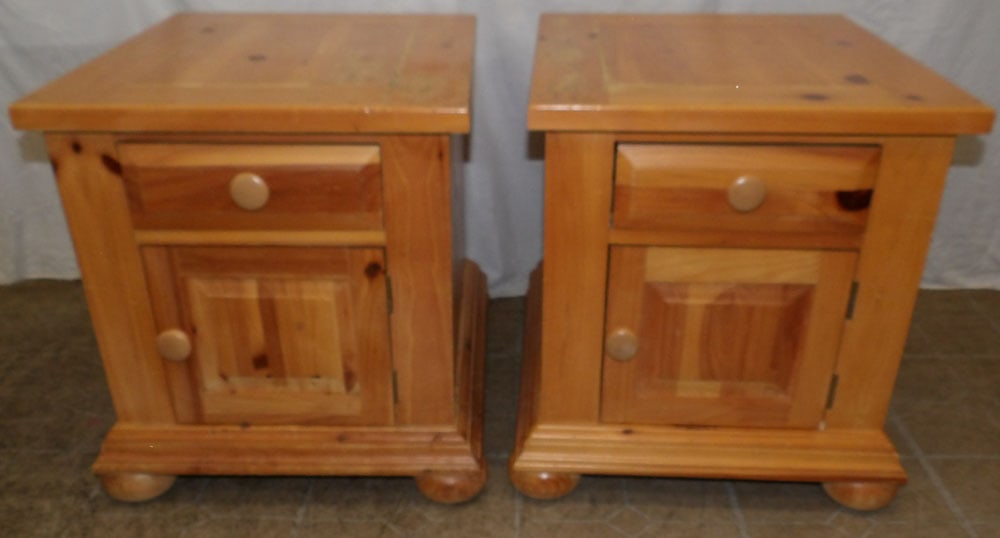 Pair of Pine Night Stands with Bun Feet (1 of 6)