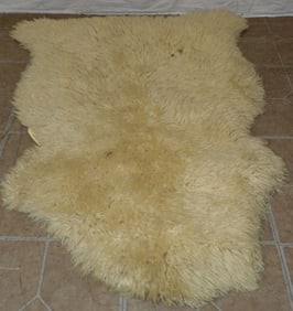 2' 2" x 3' 3" Sheep Skin Rug