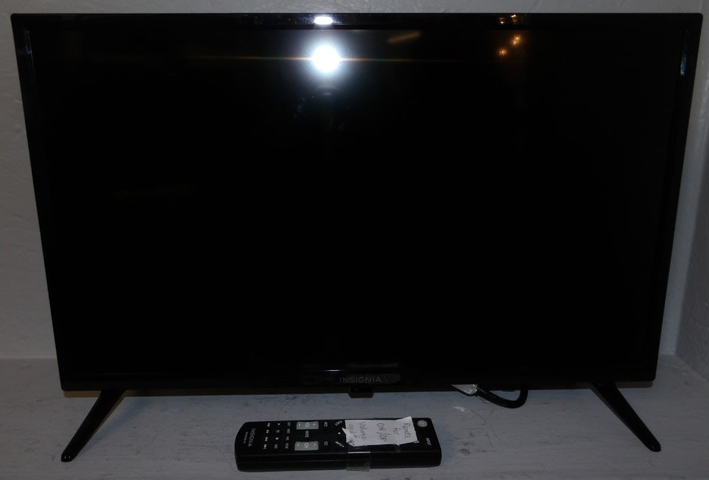 Insignia Flat Screen TV with Remote Control (1 of 4)