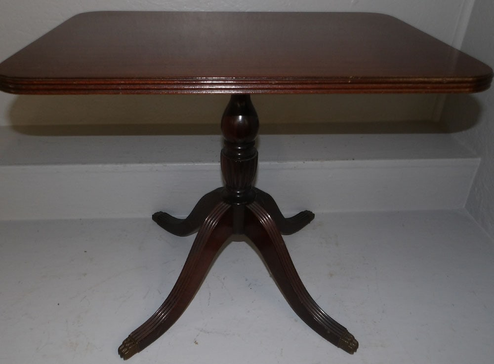Mahogany Tea Table: Mahogany Tea Table. 19 1/4" H 23" W 16" D ALL DESCRIPTIONS AND ANY CONDITION STATEMENT GIVEN BY LANGSTON AUCTION GALLERY ARE STRICTLY OPINIONS AND LANGSTON'S SHALL HAVE NO RESPONSIBILITY FOR ERRORS OR