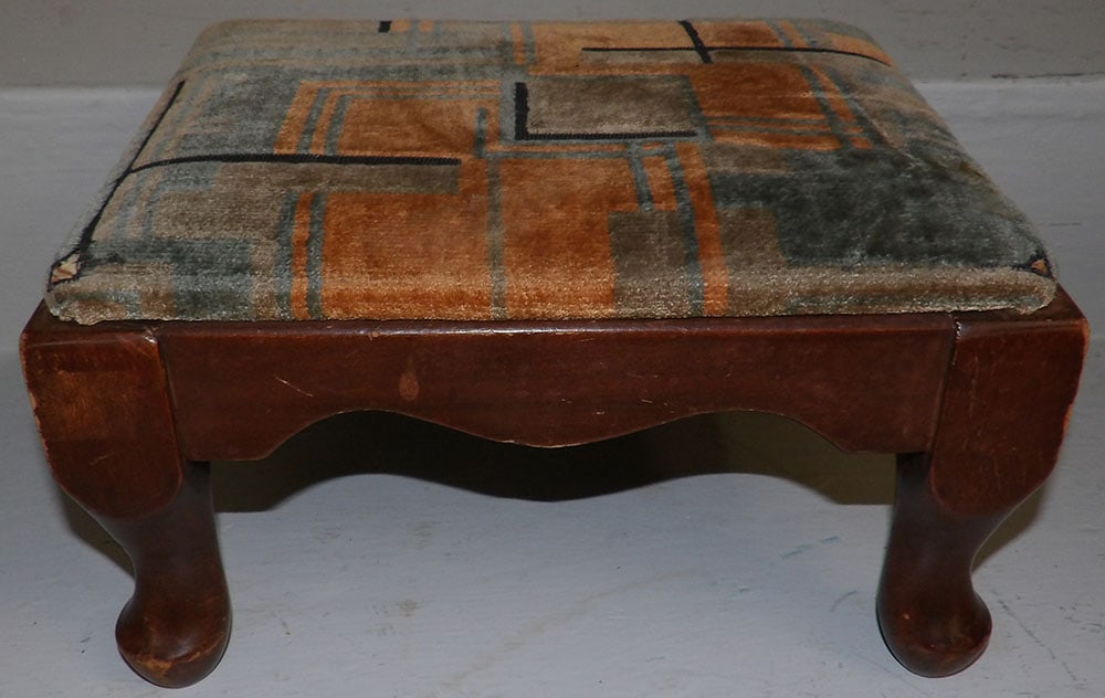 Mahogany Foot Stool: Mahogany Foot Stool. 7 3/4" H 13" W 10" D ALL DESCRIPTIONS AND ANY CONDITION STATEMENT GIVEN BY LANGSTON AUCTION GALLERY ARE STRICTLY OPINIONS AND LANGSTON'S SHALL HAVE NO RESPONSIBILITY FOR ERRORS OR