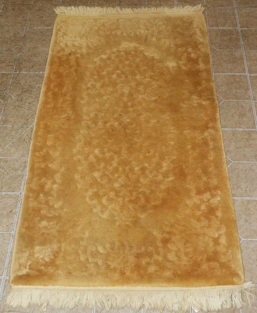 2' 6" x 4' 8" Handmade Oriental Rug: 2' 6" x 4' 8" Handmade Oriental Rug. ALL DESCRIPTIONS AND ANY CONDITION STATEMENT GIVEN BY LANGSTON AUCTION GALLERY ARE STRICTLY OPINIONS AND LANGSTON'S SHALL HAVE NO RESPONSIBILITY FOR ERRORS OR OMIS