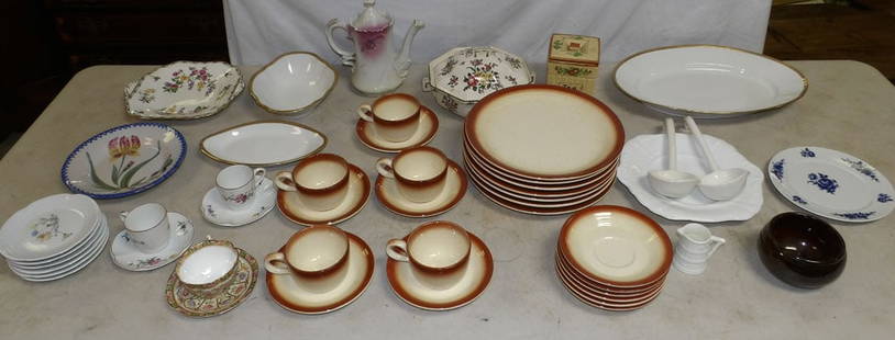 Lot of Porcelain Items: Lot of Porcelain Items . Up to 2" H 15 1/2" W 11" D ALL DESCRIPTIONS AND ANY CONDITION STATEMENT GIVEN BY LANGSTON AUCTION GALLERY ARE STRICTLY OPINIONS AND LANGSTON'S SHALL HAVE NO RESPONSIBILITY FOR