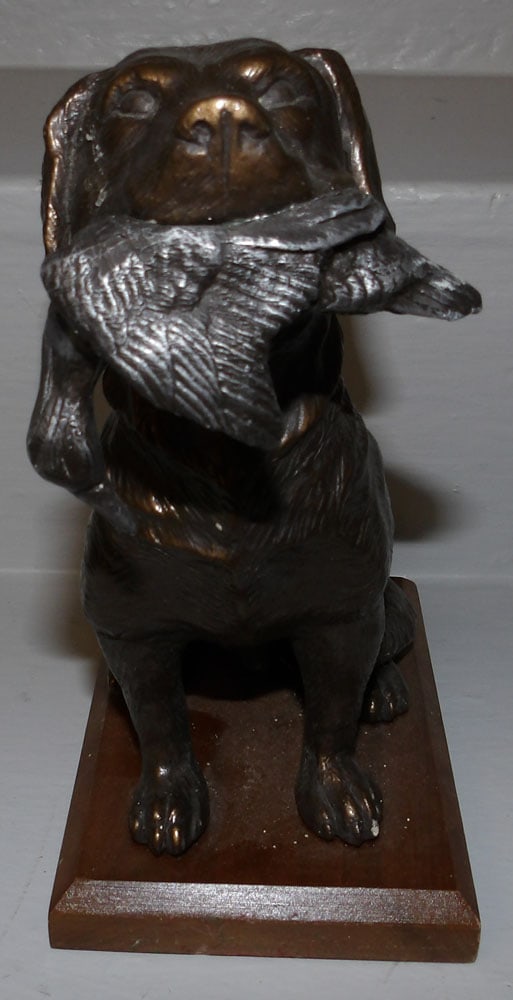 bronze finish labrador sculpture signed m. king: bronze finish labrador sculpture signed m. king. 8 3/4" H 4 1/4" W 8 1/2" D ALL DESCRIPTIONS AND ANY CONDITION STATEMENT GIVEN BY LANGSTON AUCTION GALLERY ARE STRICTLY OPINIONS AND LANGSTON'S SHALL HA