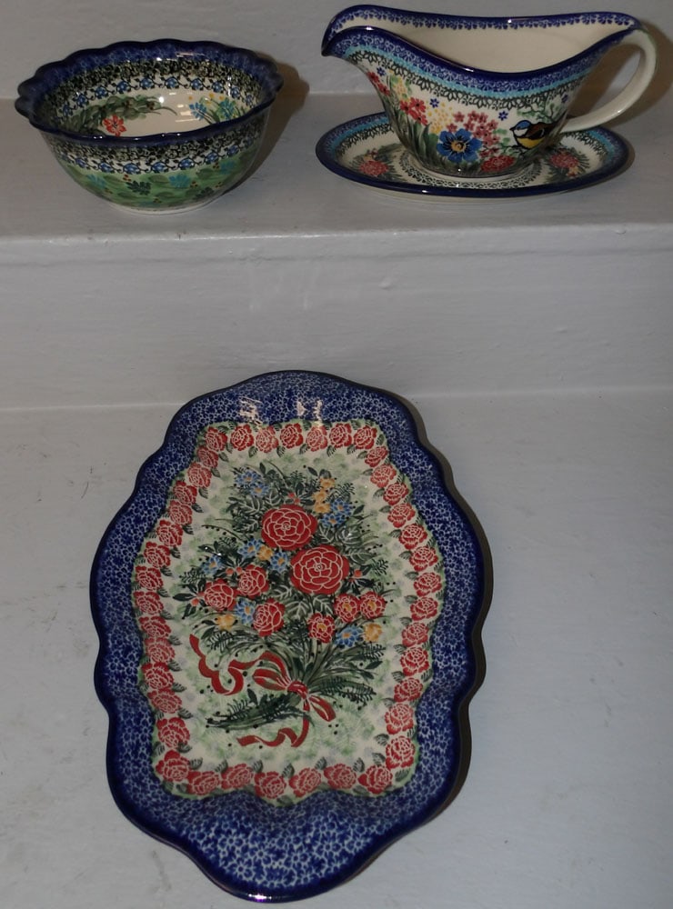 hand painted polish gravy bowl, tray, and bowl: hand painted polish gravy bowl, tray, and bowl . Up to 13" x 9" ALL DESCRIPTIONS AND ANY CONDITION STATEMENT GIVEN BY LANGSTON AUCTION GALLERY ARE STRICTLY OPINIONS AND LANGSTON'S SHALL HAVE NO RESPON