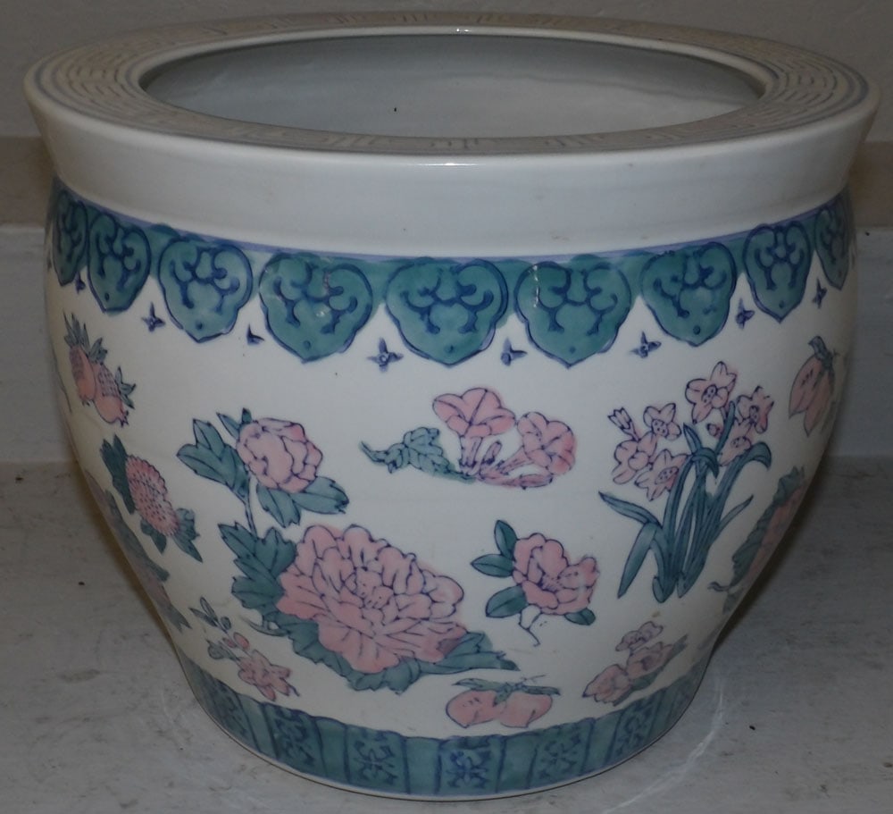painted oriental porcelain jardiniere: painted oriental porcelain jardiniere. 11 1/4" H 14" Dia. ALL DESCRIPTIONS AND ANY CONDITION STATEMENT GIVEN BY LANGSTON AUCTION GALLERY ARE STRICTLY OPINIONS AND LANGSTON'S SHALL HAVE NO RESPONSIBILI