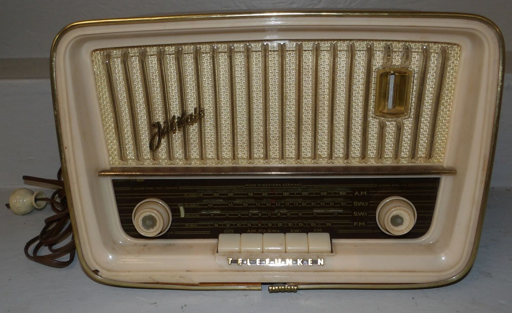 vintage Telefunken radio: vintage Telefunken radio. 9 1/2" H 13 3/4" W 7" D ALL DESCRIPTIONS AND ANY CONDITION STATEMENT GIVEN BY LANGSTON AUCTION GALLERY ARE STRICTLY OPINIONS AND LANGSTON'S SHALL HAVE NO RESPONSIBILITY FOR E