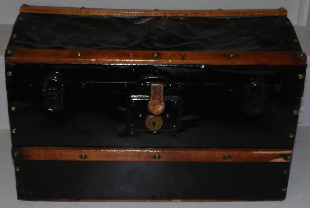 antique dome top doll trunk (1 of 5)