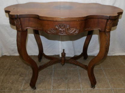 Antique Mahogany Victorian Turtle Top Center Table: Antique Mahogany Victorian Turtle Top Center Table. 29 1/4" H 37 1/2" W 24 1/2" D ALL DESCRIPTIONS AND ANY CONDITION STATEMENT GIVEN BY LANGSTON AUCTION GALLERY ARE STRICTLY OPINIONS AND LANGSTON'S SH