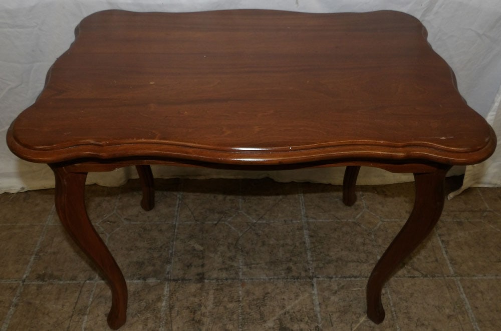 Walnut Tea Table: Walnut Tea Table . 19" H 24" W 15 3/4" D ALL DESCRIPTIONS AND ANY CONDITION STATEMENT GIVEN BY LANGSTON AUCTION GALLERY ARE STRICTLY OPINIONS AND LANGSTON'S SHALL HAVE NO RESPONSIBILITY FOR ERRORS OR