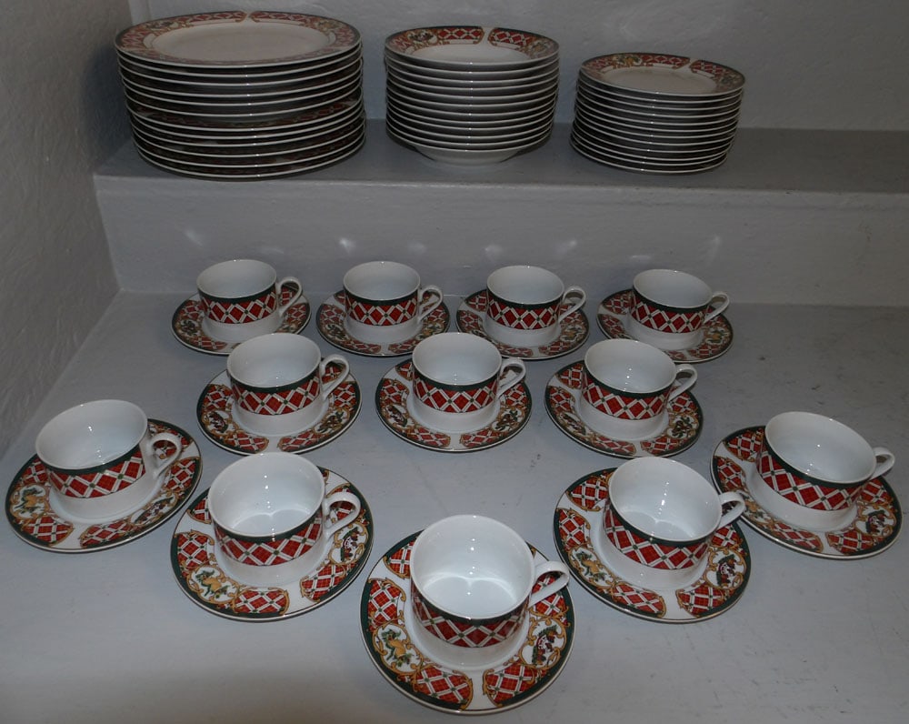 60 pieces of Gibson China Christmas holiday pattern (1 of 5)