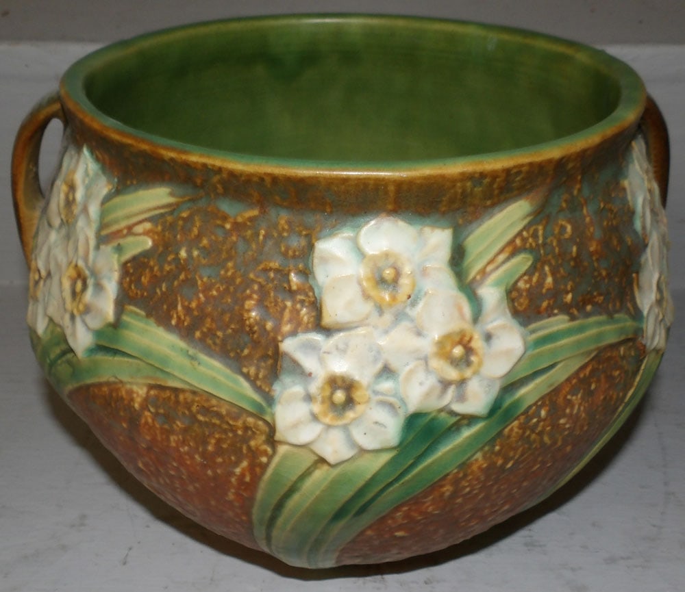 Roseville jonquil pottery jardiniere: Roseville jonquil pottery jardiniere. 7" H 10" Dia. ALL DESCRIPTIONS AND ANY CONDITION STATEMENT GIVEN BY LANGSTON AUCTION GALLERY ARE STRICTLY OPINIONS AND LANGSTON'S SHALL HAVE NO RESPONSIBILITY FOR