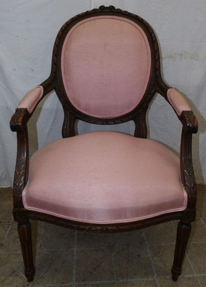 Antique Carved Walnut Fauteuil: Antique Carved Walnut Fauteuil. 37 1/2" H 22 1/2" W 22" D ALL DESCRIPTIONS AND ANY CONDITION STATEMENT GIVEN BY LANGSTON AUCTION GALLERY ARE STRICTLY OPINIONS AND LANGSTON'S SHALL HAVE NO RESPONSIBILI