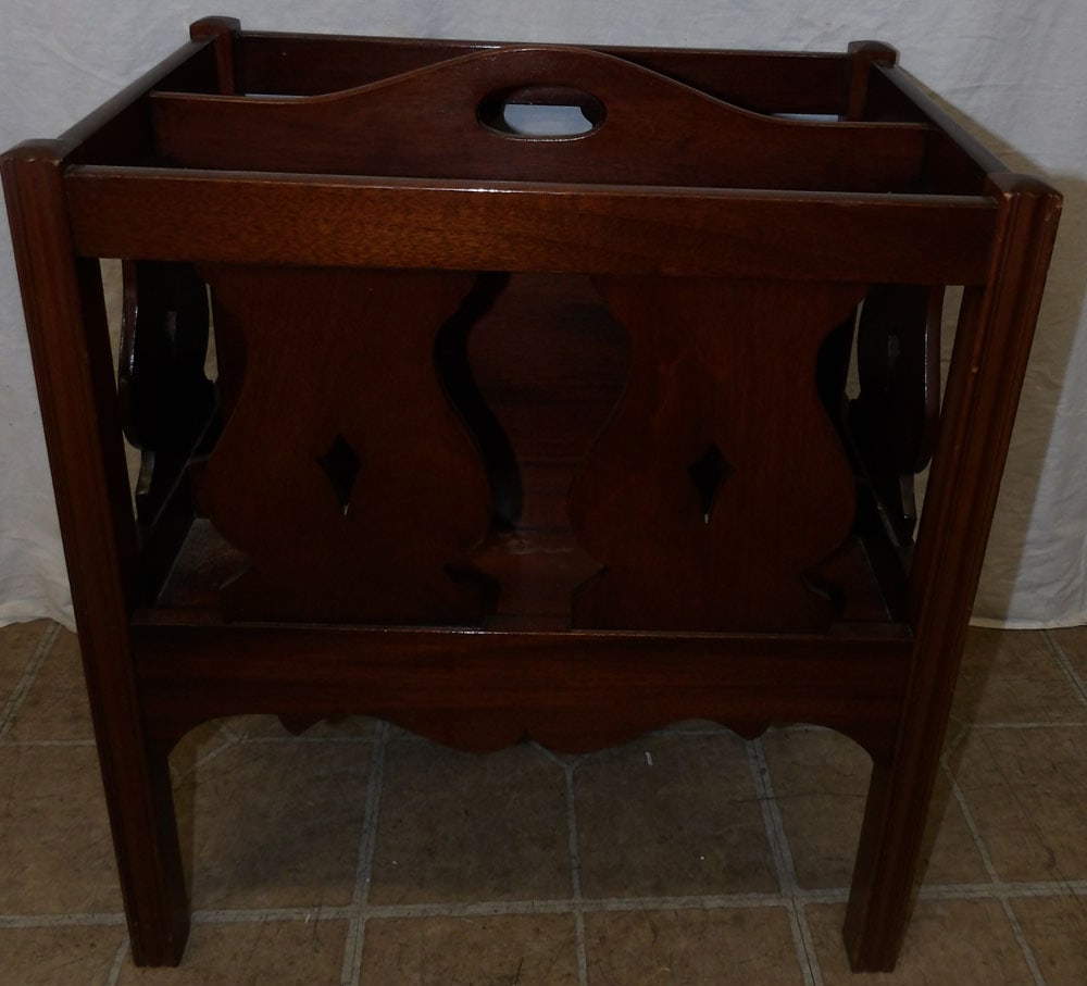 Mahogany Chippendale Canterbury: Mahogany Chippendale Canterbury. 23" H 20" W 13" D ALL DESCRIPTIONS AND ANY CONDITION STATEMENT GIVEN BY LANGSTON AUCTION GALLERY ARE STRICTLY OPINIONS AND LANGSTON'S SHALL HAVE NO RESPONSIBILITY FOR 