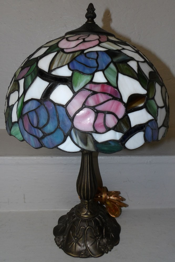 Leaded Stain Glass Tiffany Style Lamp: Leaded Stain Glass Tiffany Style Lamp . 18 1/2" H 12" Dia. ALL DESCRIPTIONS AND ANY CONDITION STATEMENT GIVEN BY LANGSTON AUCTION GALLERY ARE STRICTLY OPINIONS AND LANGSTON'S SHALL HAVE NO RESPONSIBIL