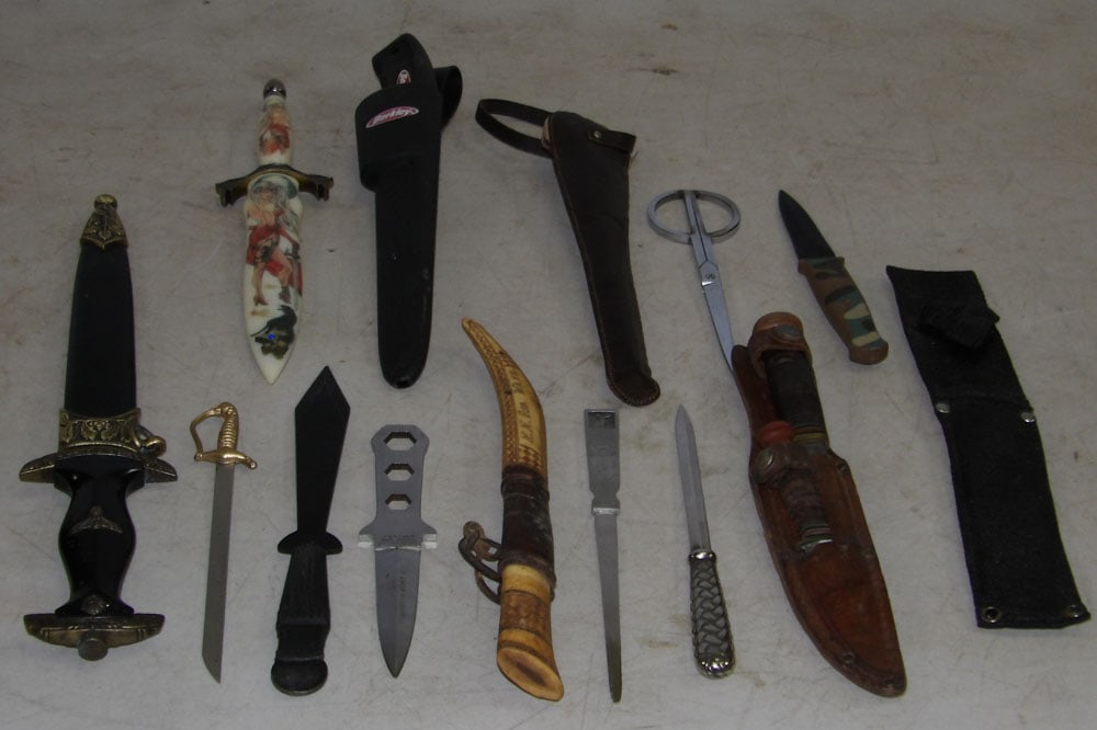 Lot of Vintage Knives (1 of 5)