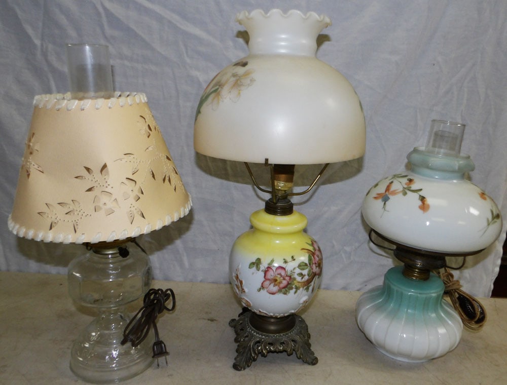 Lot of Hand Painted Glass Lamps & Oil Lamp: Lot of Hand Painted Glass Lamps & Oil Lamp. Up to 21" H 8" Dia. ALL DESCRIPTIONS AND ANY CONDITION STATEMENT GIVEN BY LANGSTON AUCTION GALLERY ARE STRICTLY OPINIONS AND LANGSTON'S SHALL HAVE NO RESPON