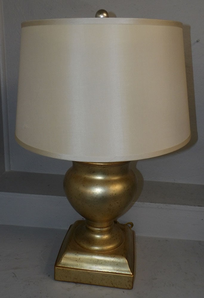 Painted Porcelain Urn Lamp: Painted Porcelain Urn Lamp . 32" H 21" Dia. ALL DESCRIPTIONS AND ANY CONDITION STATEMENT GIVEN BY LANGSTON AUCTION GALLERY ARE STRICTLY OPINIONS AND LANGSTON'S SHALL HAVE NO RESPONSIBILITY FOR ERRORS