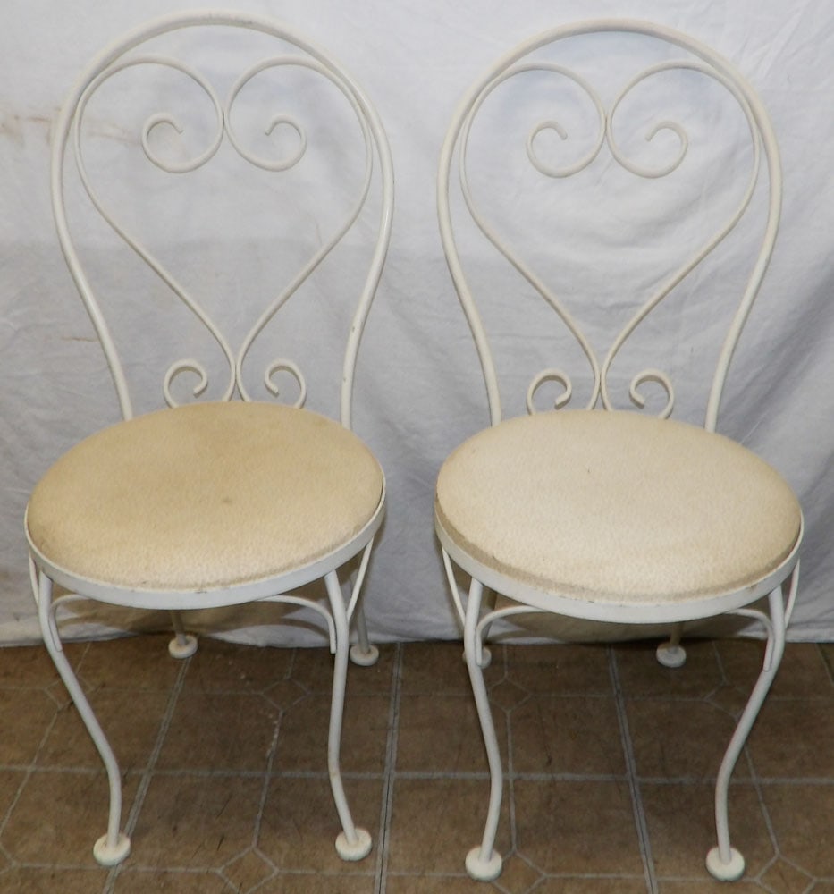 Pair of Painted Metal Side Chairs: Pair of Painted Metal Side Chairs . 34 3/4" H 15" W 18" D ALL DESCRIPTIONS AND ANY CONDITION STATEMENT GIVEN BY LANGSTON AUCTION GALLERY ARE STRICTLY OPINIONS AND LANGSTON'S SHALL HAVE NO RESPONSIBILI