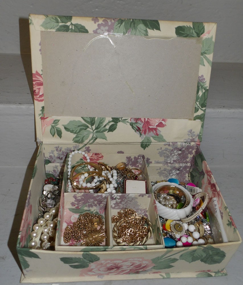 lot of costume jewelry in box: lot of costume jewelry in box . Box: 3 3/4" H 12 1/4" W 8 1/2" D ALL DESCRIPTIONS AND ANY CONDITION STATEMENT GIVEN BY LANGSTON AUCTION GALLERY ARE STRICTLY OPINIONS AND LANGSTON'S SHALL HAVE NO RESPO