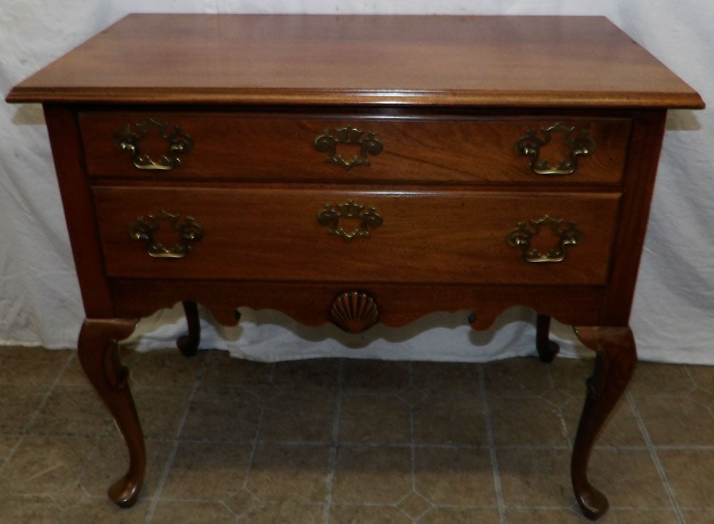 Mahogany Queen Anne Style Lowboy: Mahogany Queen Anne Style Lowboy . 30" H 35" W 19" D ALL DESCRIPTIONS AND ANY CONDITION STATEMENT GIVEN BY LANGSTON AUCTION GALLERY ARE STRICTLY OPINIONS AND LANGSTON'S SHALL HAVE NO RESPONSIBILITY FO