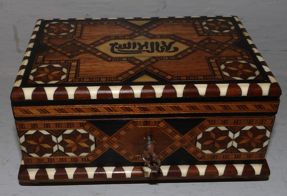 Walnut & Bone Inlaid Anglo Indian Dresser Box: Walnut & Bone Inlaid Anglo Indian Dresser Box . 3" H 6 1/4" W 4 1/4" D