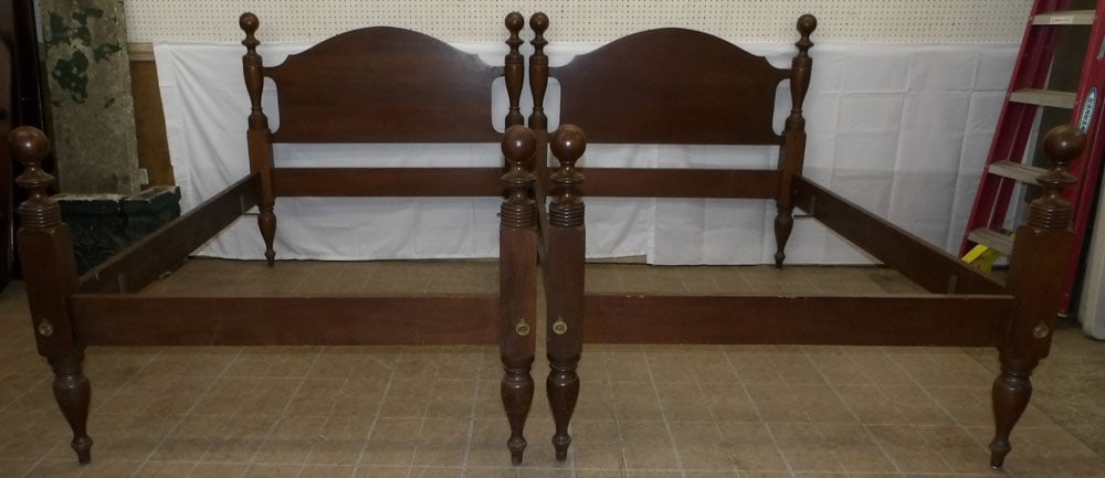 Pair of Mahogany Cannonball Full Size Beds with Rails (1 of 6)