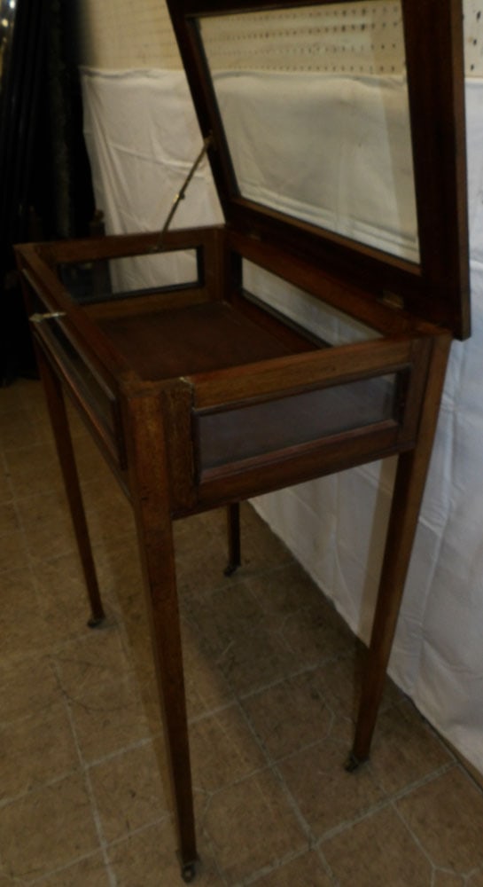 Mahogany Edwardian Style Inlaid Vitrine: Mahogany Edwardian Style Inlaid Vitrine . 34 1/4" H 24 1/2" W 15 1/2" D