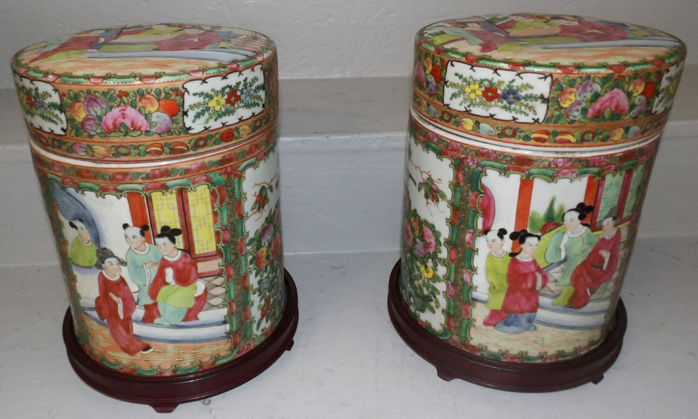Pair of Rose Medallion Style Covered Jars on Teak Wood Stands: Pair of Rose Medallion Style Covered Jars on Teak Wood Stands. 11 1/4" H 8 1/4" Dia