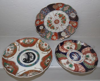 Three Imari Porcelain Scalloped Edges Plates