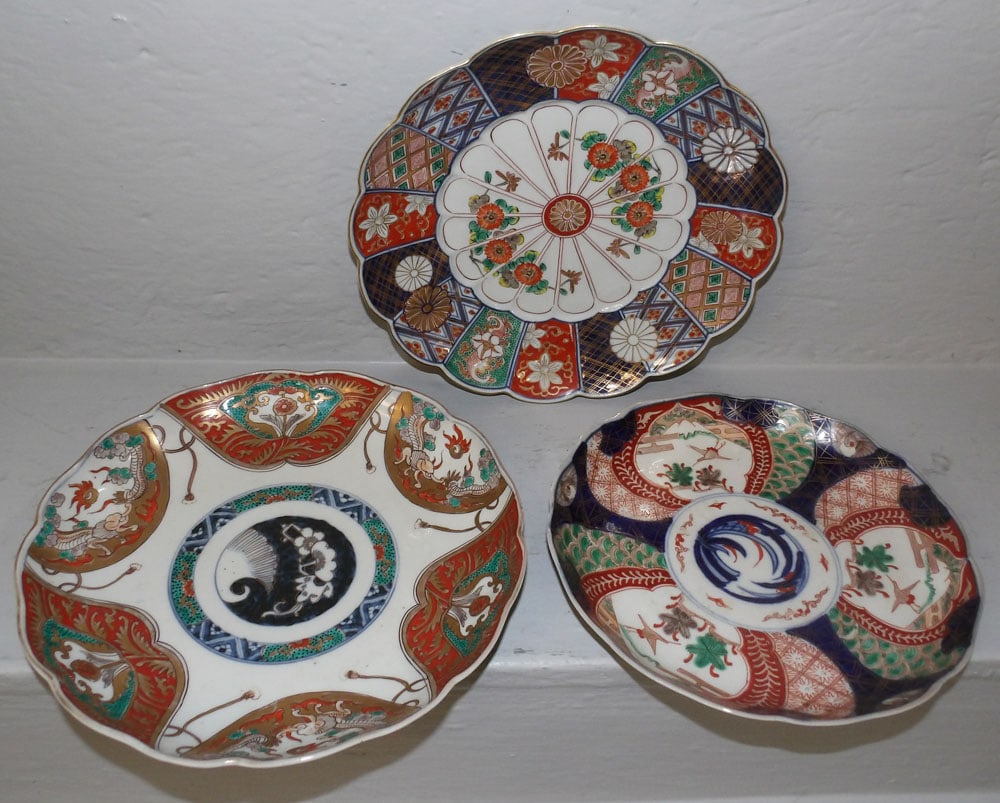 Three Imari Porcelain Scalloped Edges Plates: Three Imari Porcelain Scalloped Edges Plates. 10" Dia