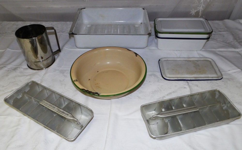 Lot Enamel Ware Kitchen Items (1 of 3)