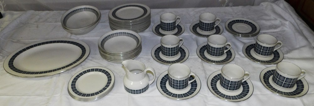 Lot Royal Doulton China "Medallion": Lot Royal Doulton China "Medallion". Up to 13" W 9" D ALL DESCRIPTIONS AND ANY CONDITION STATEMENT GIVEN BY LANGSTON AUCTION GALLERY ARE STRICTLY OPINIONS AND LANGSTON'S SHALL HAVE NO RESPONSIBILITY F