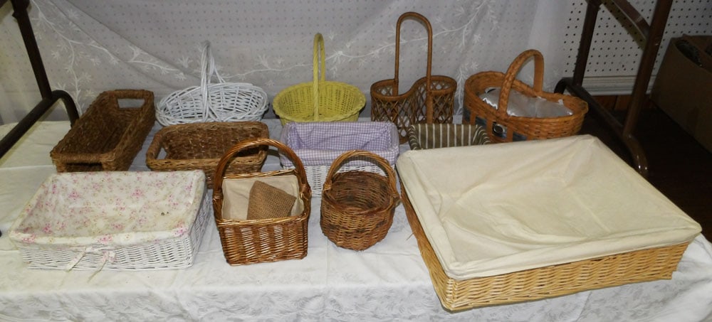 Lot Wicker Baskets (1 of 4)
