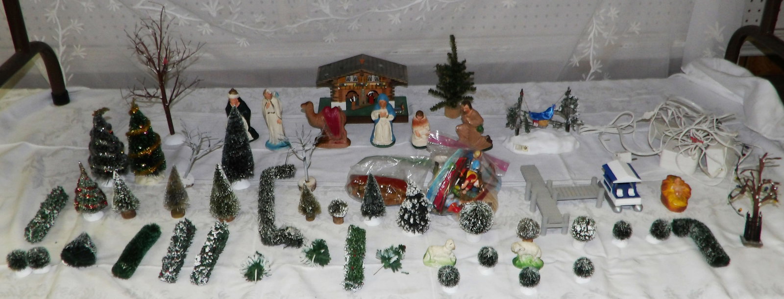 Lot Department 56 Christmas Ornaments: Lot Department 56 Christmas Ornaments. Up to 5" H 7 1/2" W 3 1/2" D ALL DESCRIPTIONS AND ANY CONDITION STATEMENT GIVEN BY LANGSTON AUCTION GALLERY ARE STRICTLY OPINIONS AND LANGSTON'S SHALL HAVE NO RE