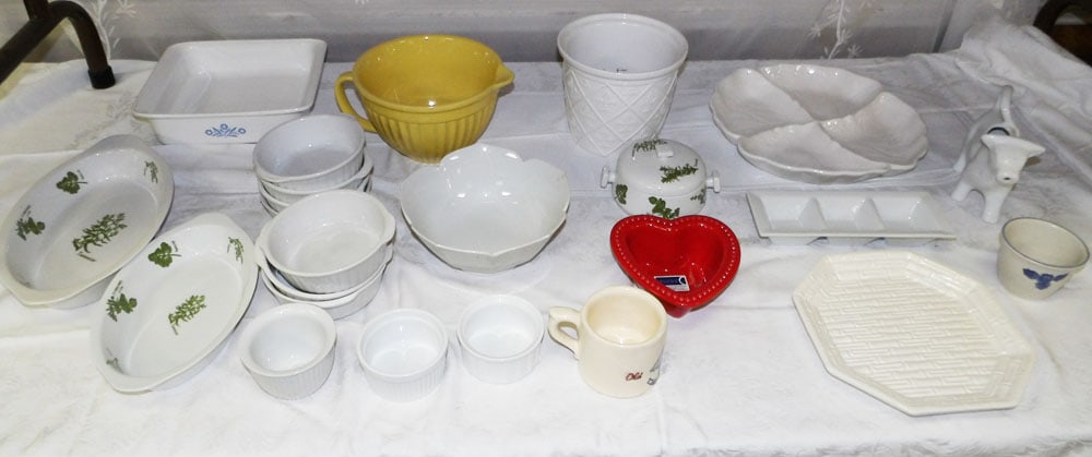 Lot Porcelain Items: Lot Porcelain Items. Up to 12” W 9” D ALL DESCRIPTIONS AND ANY CONDITION STATEMENT GIVEN BY LANGSTON AUCTION GALLERY ARE STRICTLY OPINIONS AND LANGSTON'S SHALL HAVE NO RESPONSIBILITY FOR E