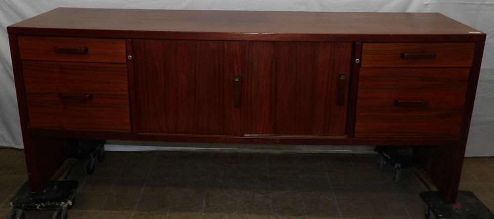Mid Century Modern Teak Wood Credenza: Mid Century Modern Teak Wood Credenza. 28 1/4" H 70 1/4" W 21" D ALL DESCRIPTIONS AND ANY CONDITION STATEMENT GIVEN BY LANGSTON AUCTION GALLERY ARE STRICTLY OPINIONS AND LANGSTON'S SHALL HAVE NO RESPO