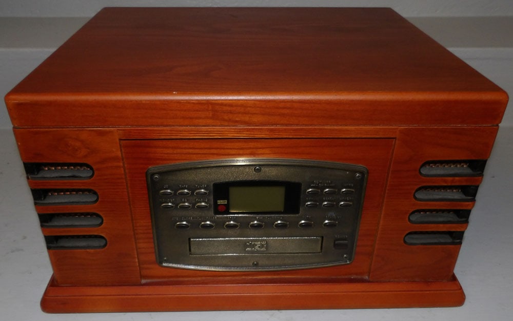Oak Crosley Record Player / Radio (1 of 9)