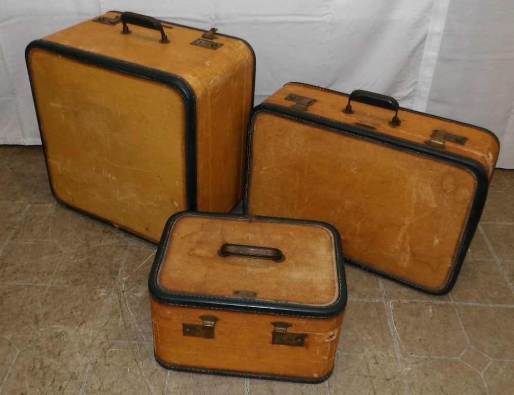 Three Vintage Aero Pak Luggage with Brass Labels & Locks: Three Vintage Aero Pak Luggage with Brass Labels & Locks . Up To 11" H 18" W 17 1/2" D ALL DESCRIPTIONS AND ANY CONDITION STATEMENT GIVEN BY LANGSTON AUCTION GALLERY ARE STRICTLY OPINIONS AND LANGSTON