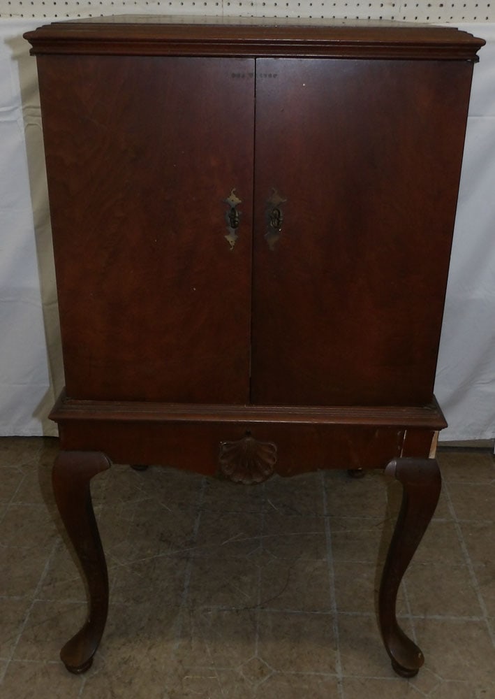 RCA Victor Walnut Radio Cabinet: RCA Victor Walnut Radio Cabinet. 43" H 23 1/2" W 25" D ALL DESCRIPTIONS AND ANY CONDITION STATEMENT GIVEN BY LANGSTON AUCTION GALLERY ARE STRICTLY OPINIONS AND LANGSTON'S SHALL HAVE NO RESPONSIBILITY