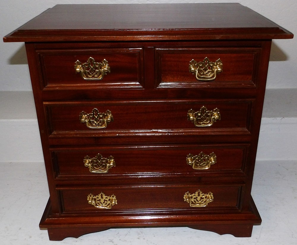 Diminutive Mahogany Two Over Three Drawer Chest (1 of 4)