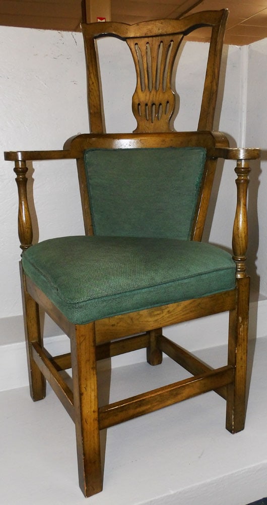 Oak Corner Chair: Oak Corner Chair . 43 1/2" H 26" W 25" D ALL DESCRIPTIONS AND ANY CONDITION STATEMENT GIVEN BY LANGSTON AUCTION GALLERY ARE STRICTLY OPINIONS AND LANGSTON'S SHALL HAVE NO RESPONSIBILITY FOR ERRORS OR