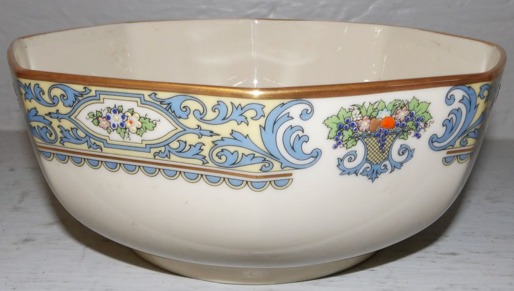 Lenox Porcelain Bowl "Autumn": Lenox Porcelain Bowl "Autumn". 3 1/4" h 8" Dia ALL DESCRIPTIONS AND ANY CONDITION STATEMENT GIVEN BY LANGSTON AUCTION GALLERY ARE STRICTLY OPINIONS AND LANGSTON'S SHALL HAVE NO RESPONSIBILITY FOR ERRO