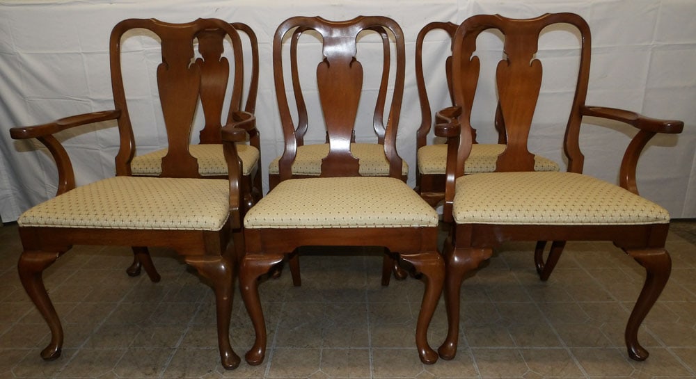 Set Six Mahogany Queen Anne Style Dining Chairs: Set Six Mahogany Queen Anne Style Dining Chairs . 39 1/4" H 26 3/4" W 21" D ALL DESCRIPTIONS AND ANY CONDITION STATEMENT GIVEN BY LANGSTON AUCTION GALLERY ARE STRICTLY OPINIONS AND LANGSTON'S SHALL HA