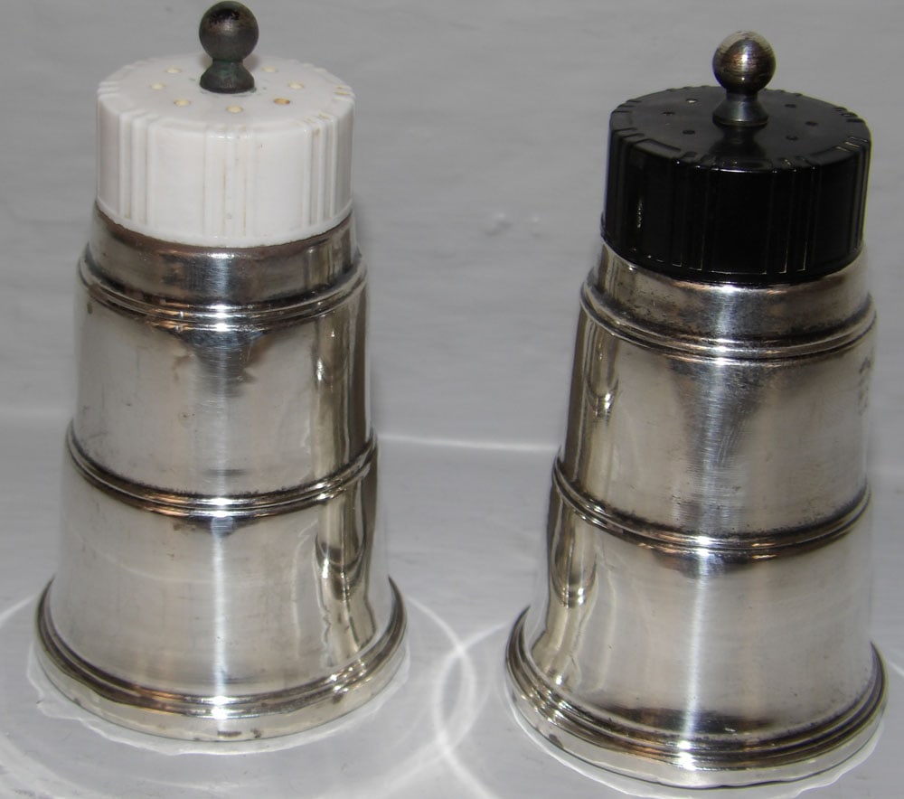 Pair of Art Deco Sterling Weighted Salt & Pepper Shakers by Frank Whiting: Pair of Art Deco Sterling Weighted Salt & Pepper Shakers by Frank Whiting. 3" H 2 Dia. ALL DESCRIPTIONS AND ANY CONDITION STATEMENT GIVEN BY LANGSTON AUCTION GALLERY ARE STRICTLY OPINIONS AND LANGSTON