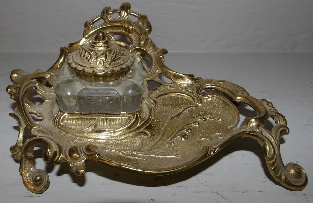 Brass & Metal Ink Stand by Virginia Metalcrafters: Brass & Metal Ink Stand by Virginia Metalcrafters . 3" H 8 1/2" W 5 1/2" D ALL DESCRIPTIONS AND ANY CONDITION STATEMENT GIVEN BY LANGSTON AUCTION GALLERY ARE STRICTLY OPINIONS AND LANGSTON'S SHALL HAV