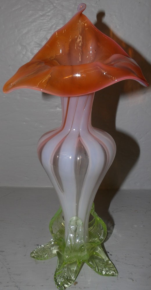 Art Glass Jack in the Pulpit Form Vase: Art Glass Jack in the Pulpit Form Vase . 11" H 4 1/2" Dia. ALL DESCRIPTIONS AND ANY CONDITION STATEMENT GIVEN BY LANGSTON AUCTION GALLERY ARE STRICTLY OPINIONS AND LANGSTON'S SHALL HAVE NO RESPONSIBIL