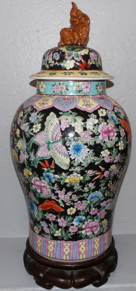 Painted Oriental Porcelain Covered Jar on Stand with Foo Dog Finial (1 of 5)