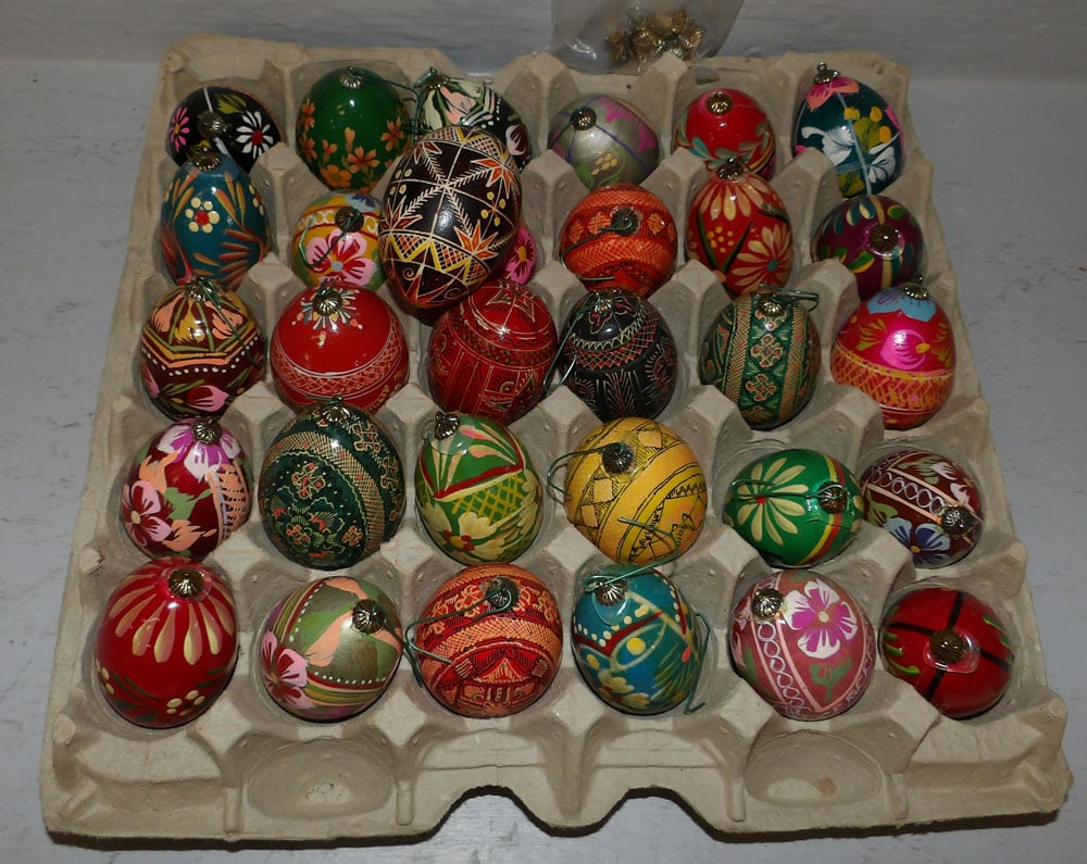 Lot of Hand Painted Wood Eggs: Lot of Hand Painted Wood Eggs . Up to 2 3/4" x 1 1/2" ALL DESCRIPTIONS AND ANY CONDITION STATEMENT GIVEN BY LANGSTON AUCTION GALLERY ARE STRICTLY OPINIONS AND LANGSTON'S SHALL HAVE NO RESPONSIBILITY F